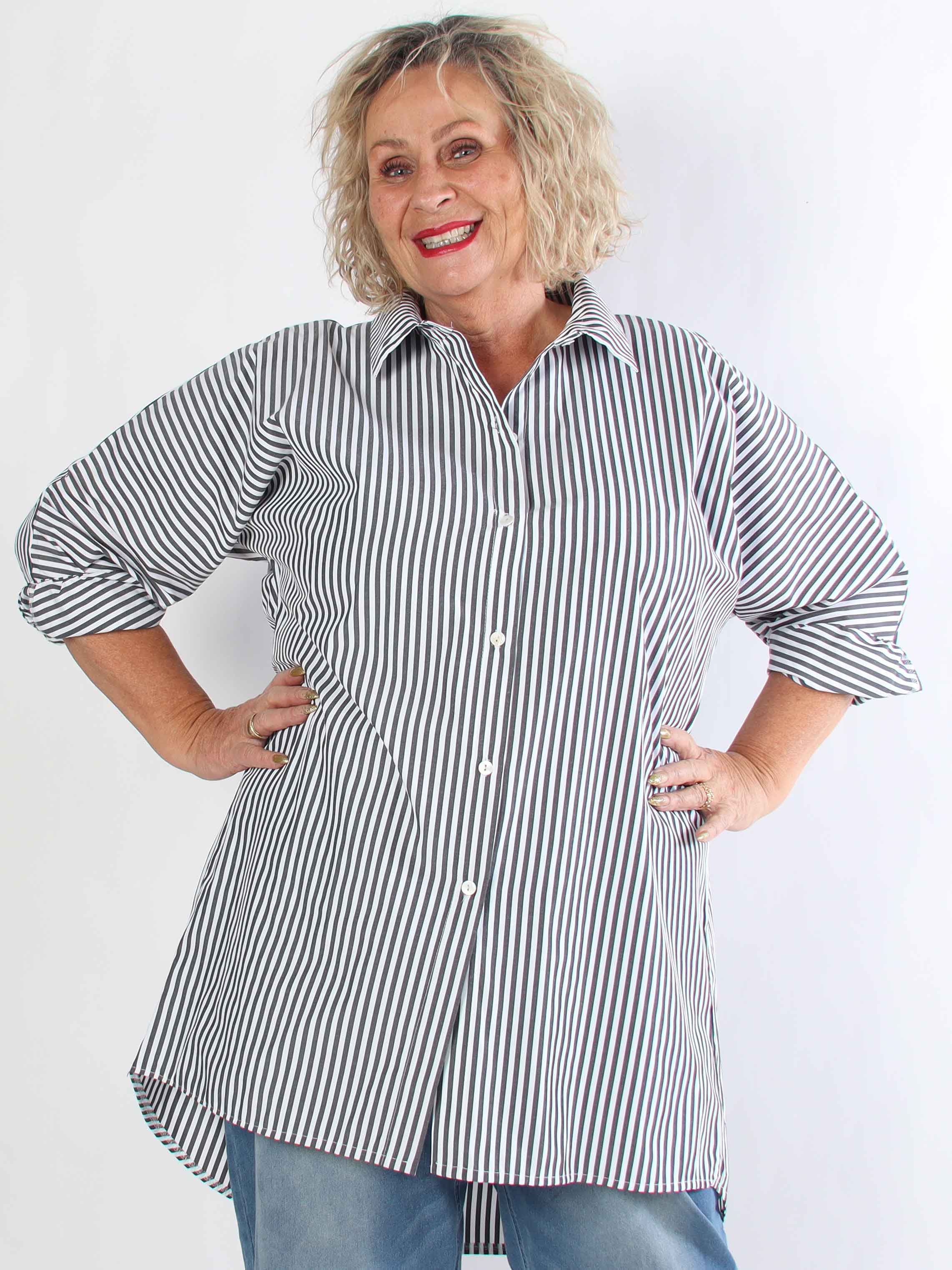 Ingrid - Sød plus size skjortekjole med striber